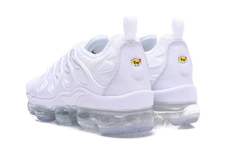 Les Nike Air Vapormax Plus TN Femme incarnent une fusion audacieuse entre l’héritage des baskets TN des années 90 et l’innovation moderne de la technologie Vapormax.