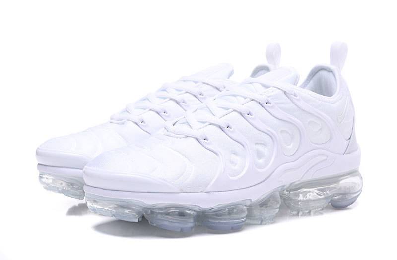 Les Nike Air Vapormax Plus TN Femme incarnent une fusion audacieuse entre l’héritage des baskets TN des années 90 et l’innovation moderne de la technologie Vapormax.