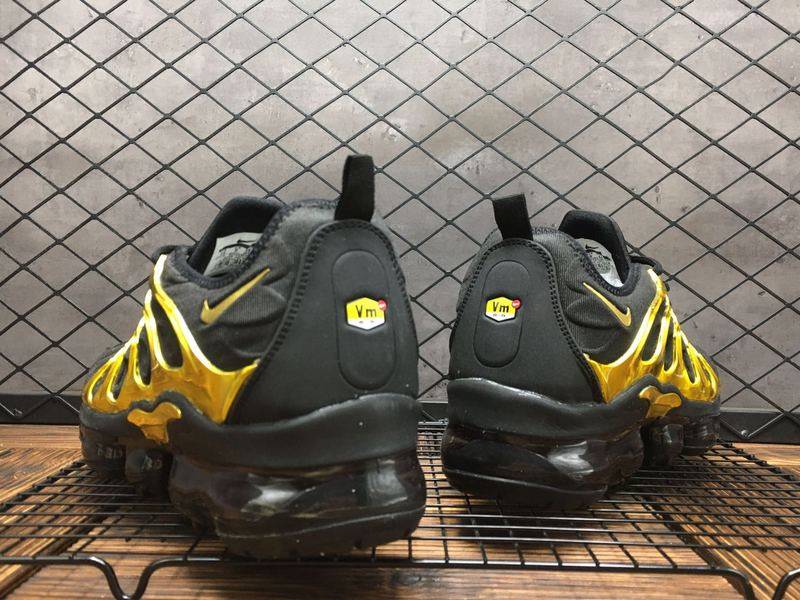 Les Nike Air Vapormax Plus TN Femme incarnent une fusion audacieuse entre l’héritage des baskets TN des années 90 et l’innovation moderne de la technologie Vapormax.