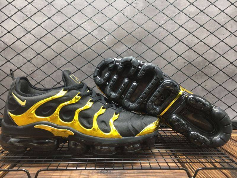 Les Nike Air Vapormax Plus TN Femme incarnent une fusion audacieuse entre l’héritage des baskets TN des années 90 et l’innovation moderne de la technologie Vapormax.