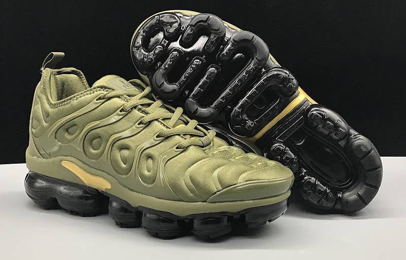 Les Nike Air Vapormax Plus TN Femme incarnent une fusion audacieuse entre l’héritage des baskets TN des années 90 et l’innovation moderne de la technologie Vapormax.