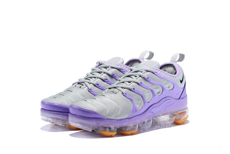 Les Nike Air Vapormax Plus TN Femme incarnent une fusion audacieuse entre l’héritage des baskets TN des années 90 et l’innovation moderne de la technologie Vapormax.