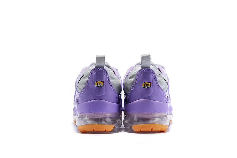 Les Nike Air Vapormax Plus TN Femme incarnent une fusion audacieuse entre l’héritage des baskets TN des années 90 et l’innovation moderne de la technologie Vapormax.