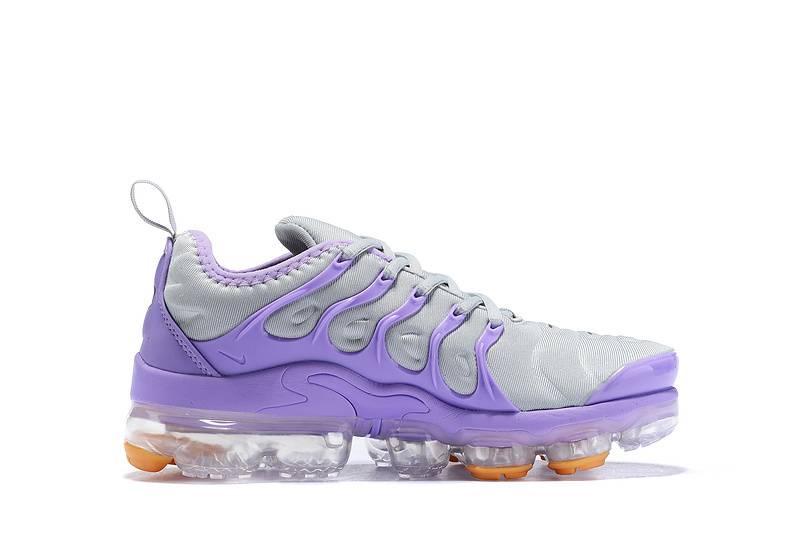 Les Nike Air Vapormax Plus TN Femme incarnent une fusion audacieuse entre l’héritage des baskets TN des années 90 et l’innovation moderne de la technologie Vapormax.