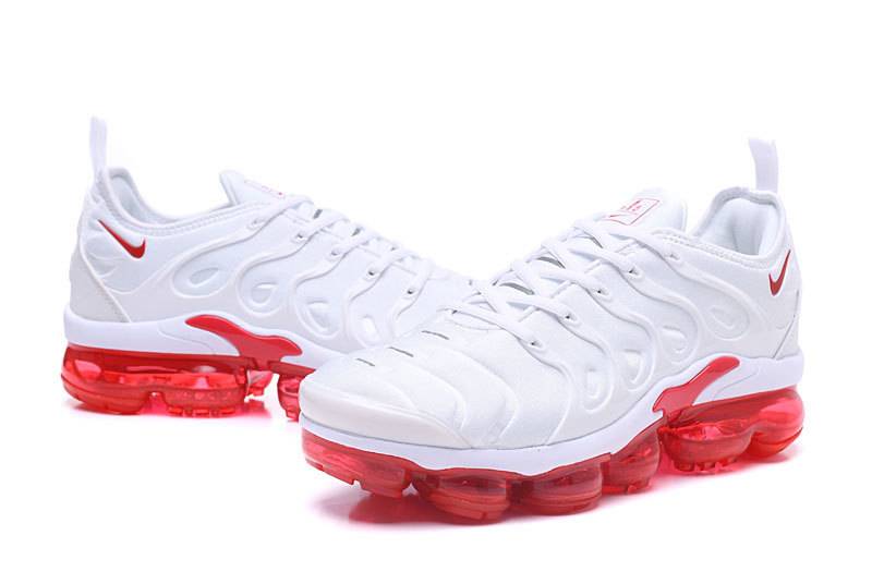 Les Nike Air Vapormax Plus TN Femme incarnent une fusion audacieuse entre l’héritage des baskets TN des années 90 et l’innovation moderne de la technologie Vapormax.