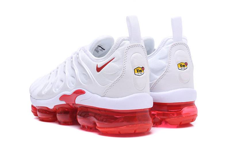 Les Nike Air Vapormax Plus TN Femme incarnent une fusion audacieuse entre l’héritage des baskets TN des années 90 et l’innovation moderne de la technologie Vapormax.