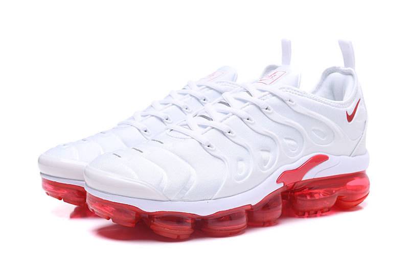 Les Nike Air Vapormax Plus TN Femme incarnent une fusion audacieuse entre l’héritage des baskets TN des années 90 et l’innovation moderne de la technologie Vapormax.