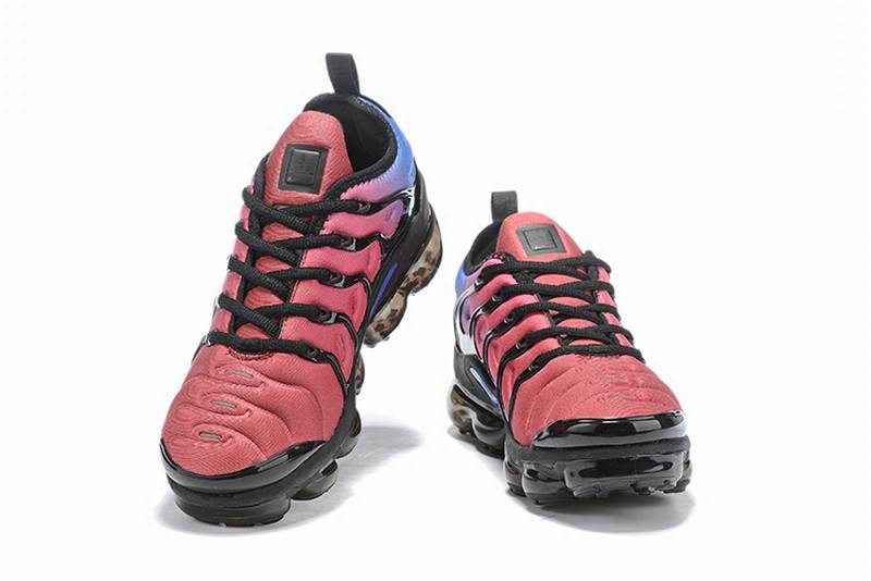 Les Nike Air Vapormax Plus TN Femme incarnent une fusion audacieuse entre l’héritage des baskets TN des années 90 et l’innovation moderne de la technologie Vapormax.