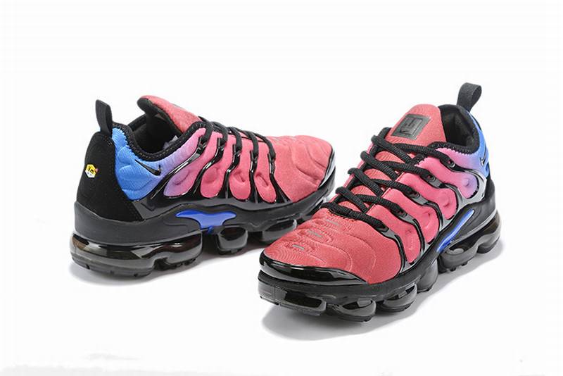 Les Nike Air Vapormax Plus TN Femme incarnent une fusion audacieuse entre l’héritage des baskets TN des années 90 et l’innovation moderne de la technologie Vapormax.