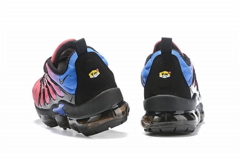 Les Nike Air Vapormax Plus TN Femme incarnent une fusion audacieuse entre l’héritage des baskets TN des années 90 et l’innovation moderne de la technologie Vapormax.
