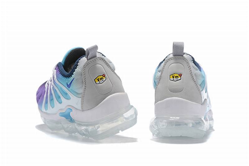 Les Nike Air Vapormax Plus TN Femme incarnent une fusion audacieuse entre l’héritage des baskets TN des années 90 et l’innovation moderne de la technologie Vapormax.