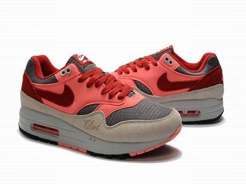 Les baskets Nike Air Max 1 Femme incarnent l’héritage emblématique de la marque Nike, combinant un design intemporel avec des touches modernes.