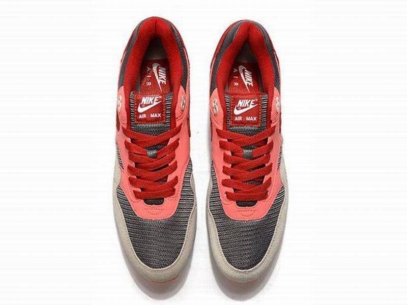 Les baskets Nike Air Max 1 Femme incarnent l’héritage emblématique de la marque Nike, combinant un design intemporel avec des touches modernes.