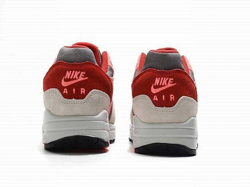 Les baskets Nike Air Max 1 Femme incarnent l’héritage emblématique de la marque Nike, combinant un design intemporel avec des touches modernes.