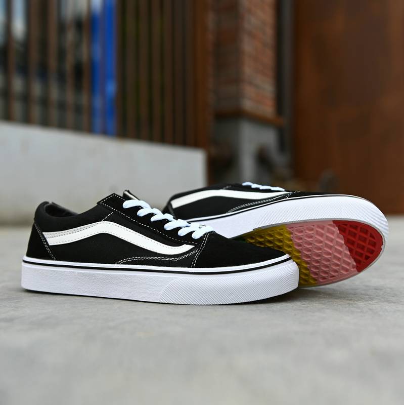 Les baskets Vans Femme se distinguent par leur style intemporel et leur esprit californien décontracté, faisant d’elles un symbole de liberté et d’individualité.