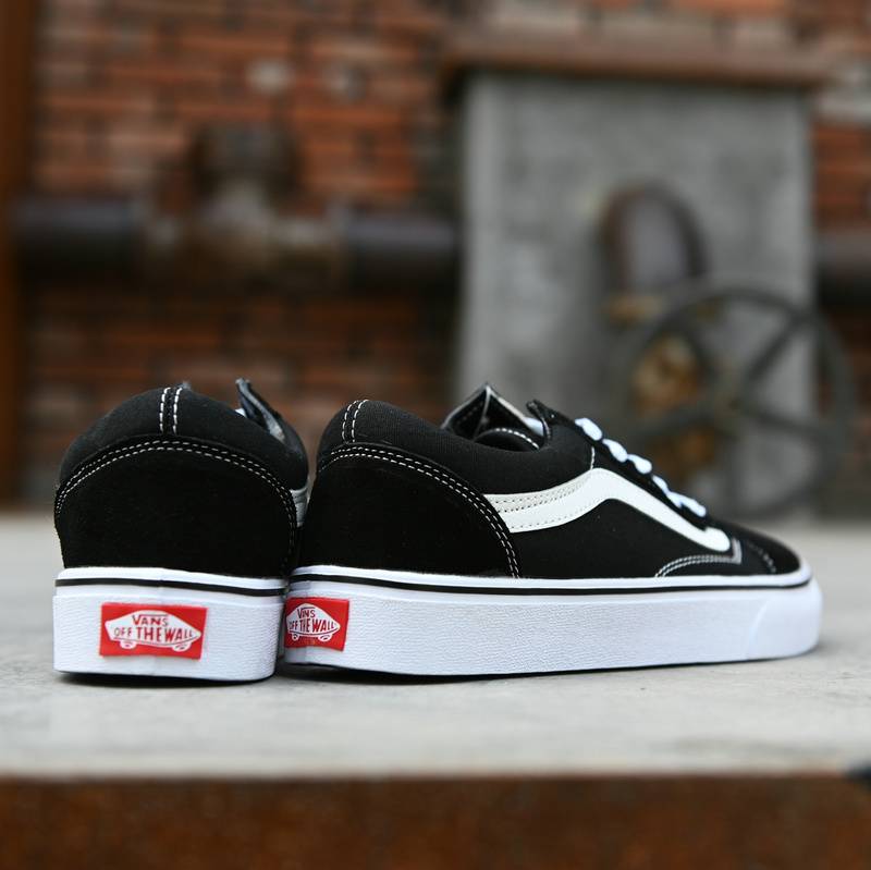 Les baskets Vans Femme se distinguent par leur style intemporel et leur esprit californien décontracté, faisant d’elles un symbole de liberté et d’individualité.