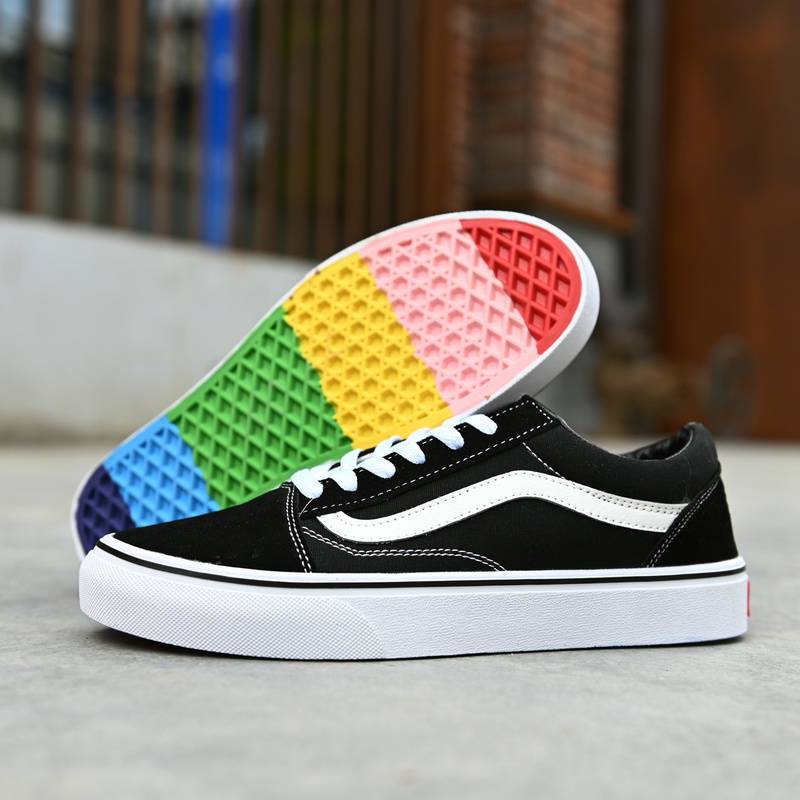 Les baskets Vans Femme se distinguent par leur style intemporel et leur esprit californien décontracté, faisant d’elles un symbole de liberté et d’individualité.