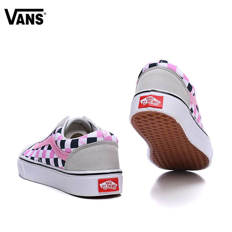 Les baskets Vans Femme se distinguent par leur style intemporel et leur esprit californien décontracté, faisant d’elles un symbole de liberté et d’individualité.