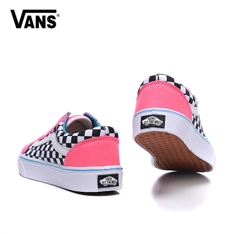 Les baskets Vans Femme se distinguent par leur style intemporel et leur esprit californien décontracté, faisant d’elles un symbole de liberté et d’individualité.