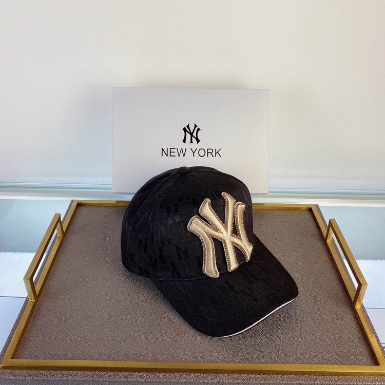 Les casquettes New Era unisexe sont une référence.
incontournable pour ceux qui recherchent un accessoire à la fois tendance et fonctionnel.
En plus, leur design emblématique, associé à des matériaux de qualité.
