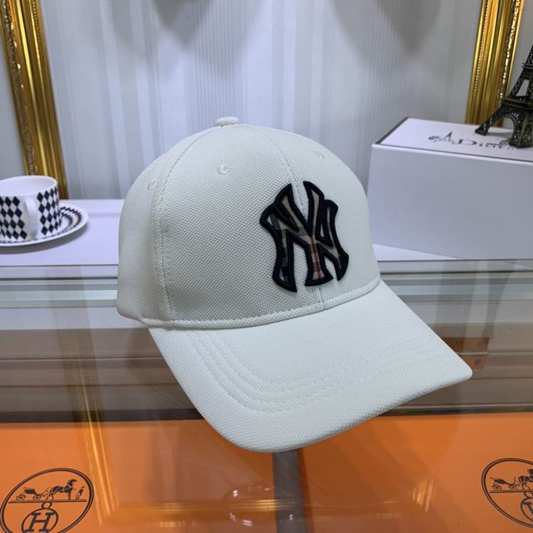 Les casquettes New Era unisexe sont une référence.
incontournable pour ceux qui recherchent un accessoire à la fois tendance et fonctionnel.
En plus, leur design emblématique, associé à des matériaux de qualité.