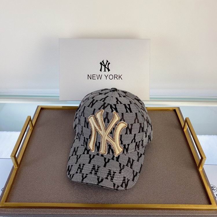 Les casquettes New Era unisexe sont une référence.
incontournable pour ceux qui recherchent un accessoire à la fois tendance et fonctionnel.