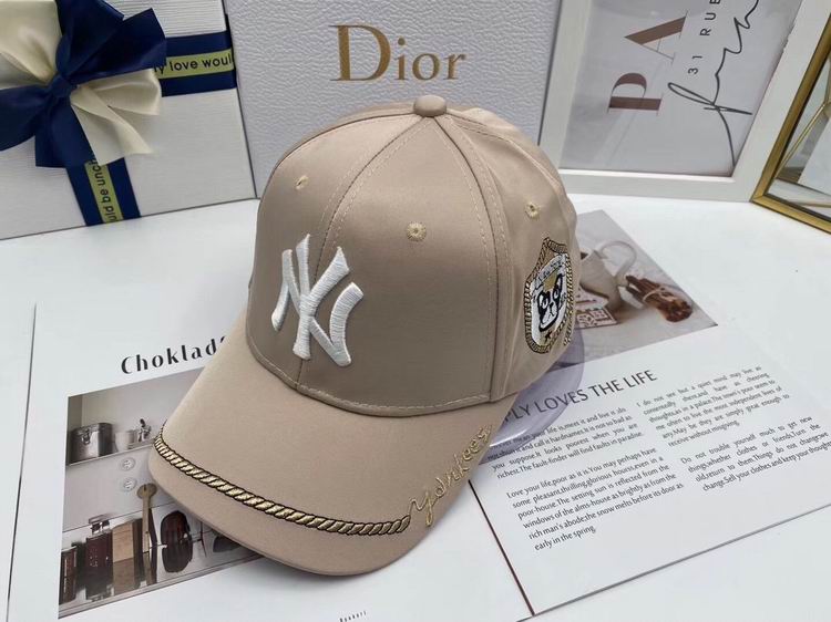 Les casquettes New Era unisexe sont une référence.
incontournable pour ceux qui recherchent un accessoire à la fois tendance et fonctionnel.