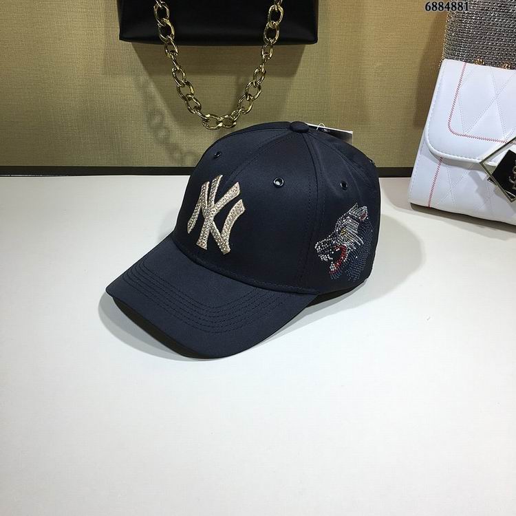 Les casquettes New Era unisexe sont une référence.
incontournable pour ceux qui recherchent un accessoire à la fois tendance et fonctionnel.