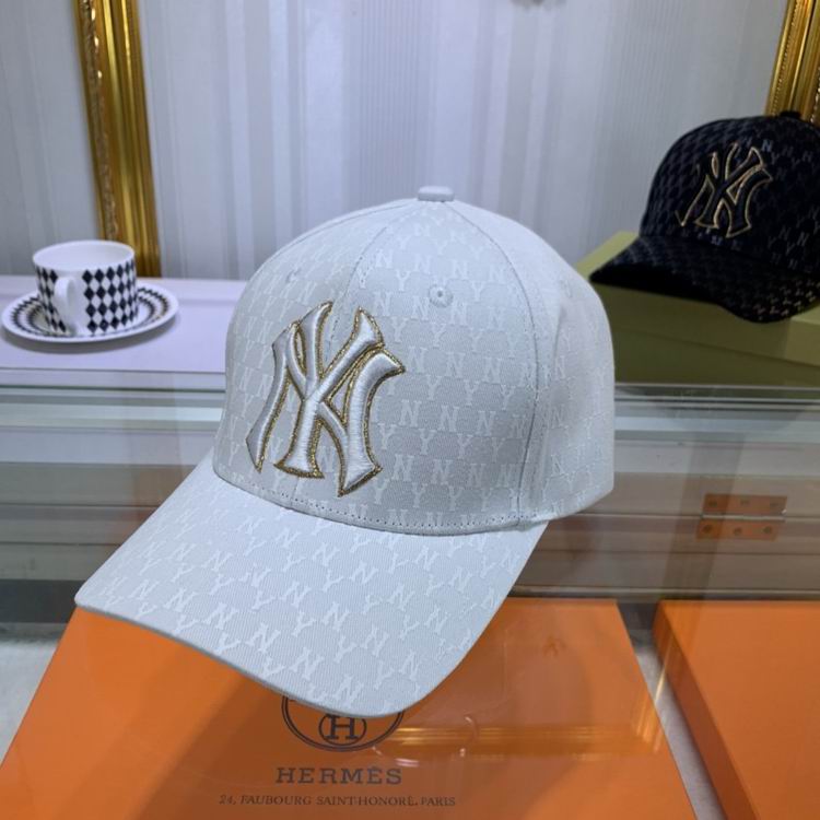 Les casquettes New Era unisexe sont une référence.
incontournable pour ceux qui recherchent un accessoire à la fois tendance et fonctionnel.