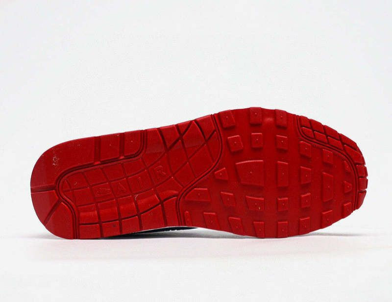 Les baskets Nike Air Max 1 Femme incarnent l’héritage emblématique de la marque Nike, combinant un design intemporel avec des touches modernes.