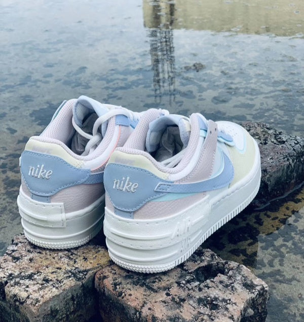 Les Nike Air Force 1 Shadow Femme sont disponibles dans une gamme de coloris variés pour s'adapter à tous les styles.