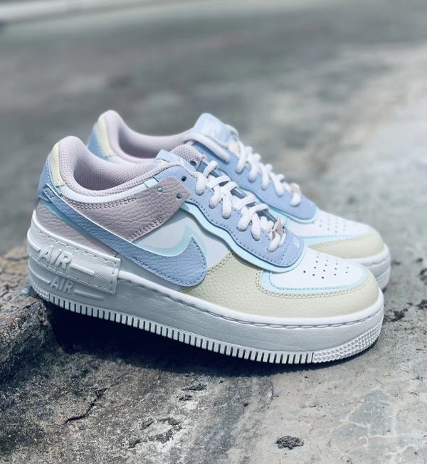 Les Nike Air Force 1 Shadow Femme sont disponibles dans une gamme de coloris variés pour s'adapter à tous les styles.