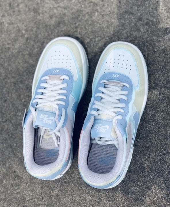 Les Nike Air Force 1 Shadow Femme sont disponibles dans une gamme de coloris variés pour s'adapter à tous les styles.