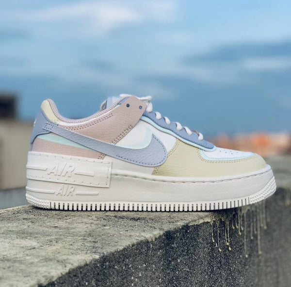 Les Nike Air Force 1 Shadow Femme sont disponibles dans une gamme de coloris variés pour s'adapter à tous les styles.