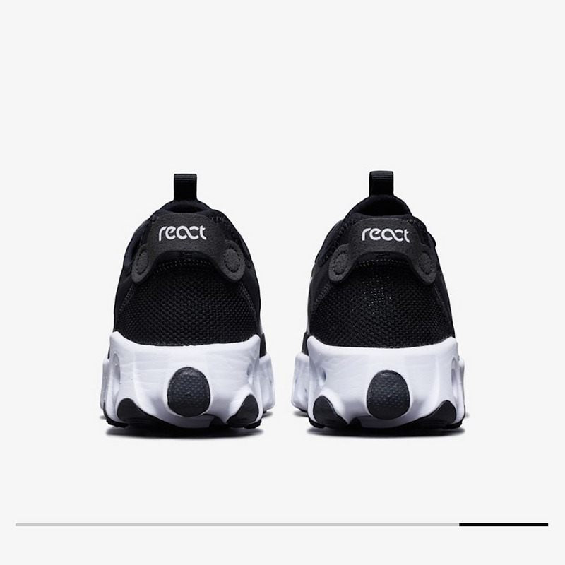 Résultant de l'innovation continue de Nike, les baskets Nike React Art3mis Femme illustrent l'engagement de la marque à allier design et technologie.