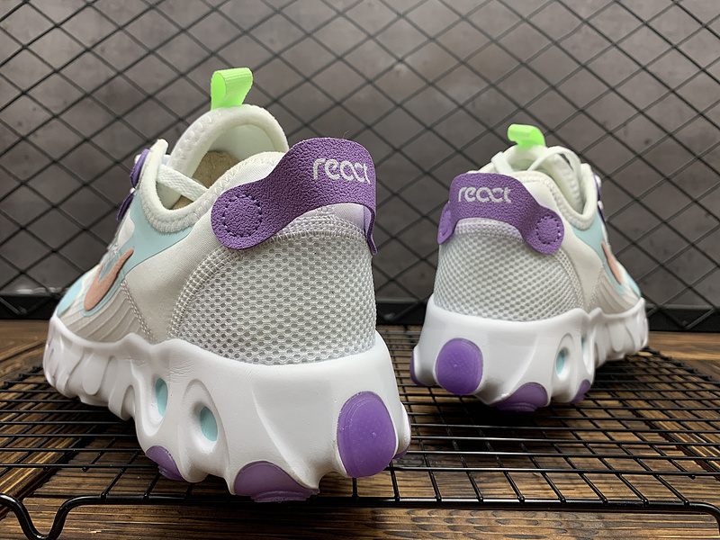 Résultant de l'innovation continue de Nike, les baskets Nike React Art3mis Femme illustrent l'engagement de la marque à allier design et technologie.