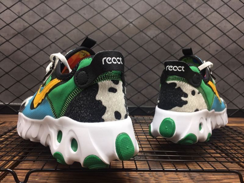 Résultant de l'innovation continue de Nike, les baskets Nike React Art3mis Femme illustrent l'engagement de la marque à allier design et technologie.