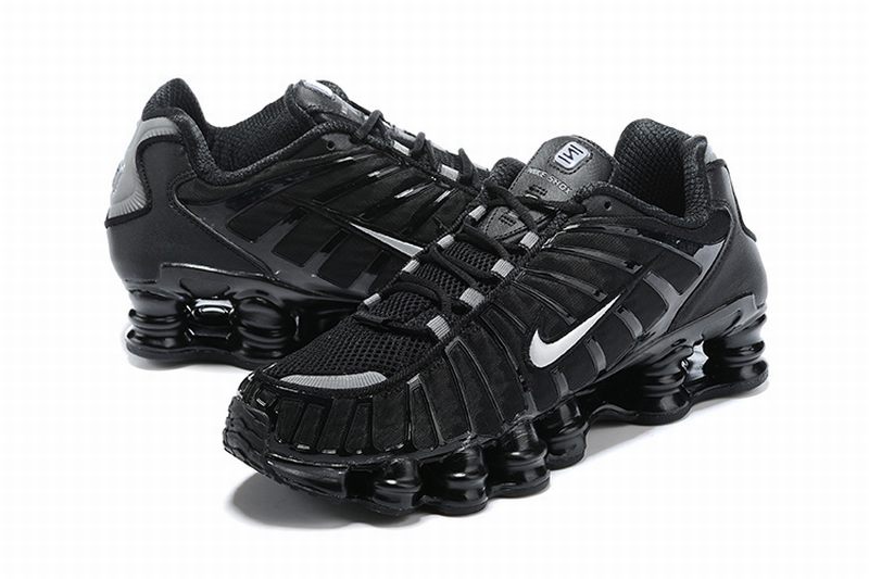 Le modèle baskets Nike Shox TL Femme illustre l’engagement de Nike pour l'innovation et le design avant-gardiste.