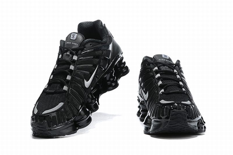Le modèle baskets Nike Shox TL Femme illustre l’engagement de Nike pour l'innovation et le design avant-gardiste.