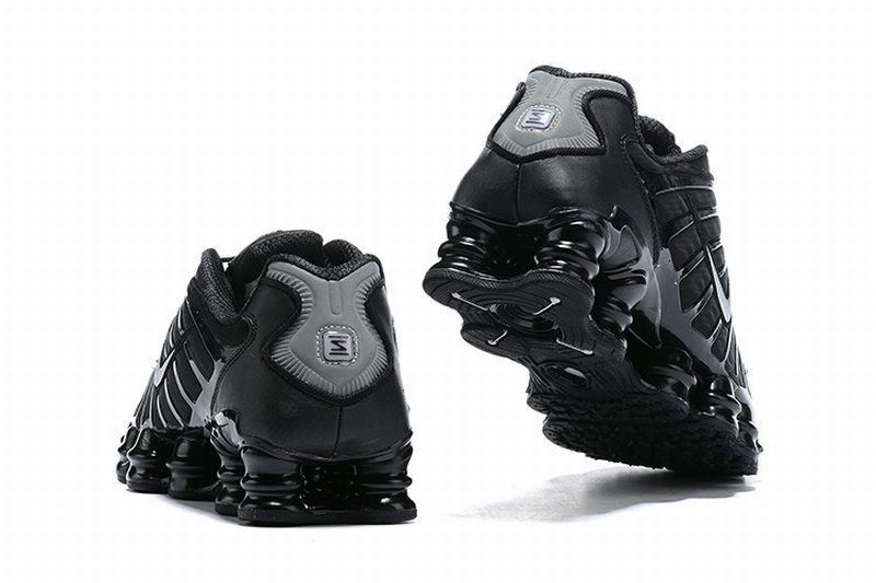Le modèle baskets Nike Shox TL Femme illustre l’engagement de Nike pour l'innovation et le design avant-gardiste.