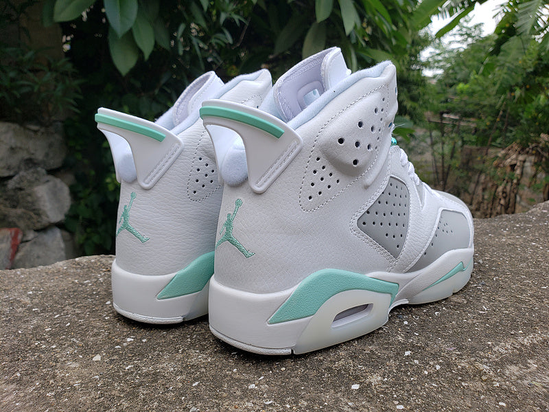 Les baskets Air Jordan 6 offrent un style iconique et une performance légendaire.
De plus, leur design emblématique et leur utilisation.