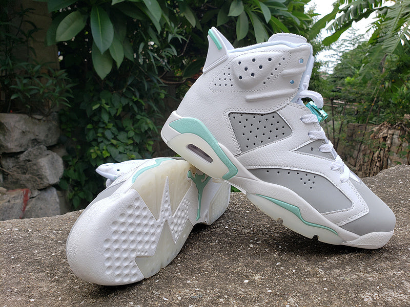 Les baskets Air Jordan 6 offrent un style iconique et une performance légendaire.
De plus, leur design emblématique et leur utilisation.