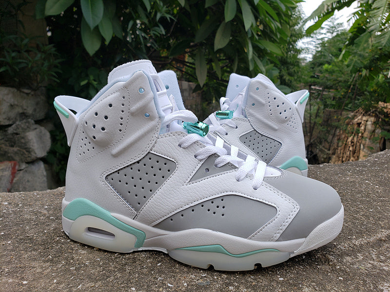 Les baskets Air Jordan 6 offrent un style iconique et une performance légendaire.
De plus, leur design emblématique et leur utilisation.