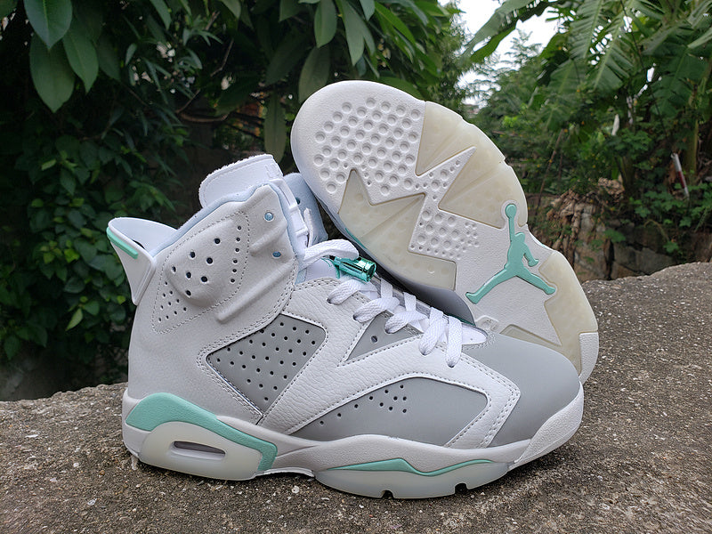Les baskets Air Jordan 6 offrent un style iconique et une performance légendaire.
De plus, leur design emblématique et leur utilisation.