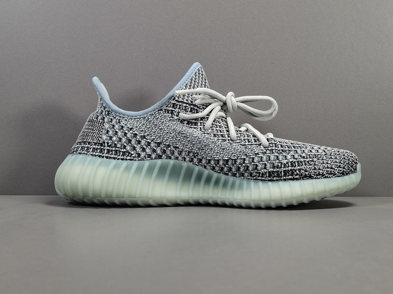 Les Adidas Yeezy 350 Boost V2 Mono Mist Femme , entre Adidas et Kanye West, sont emblématiques pour leur design innovant et leur confort inégalé.