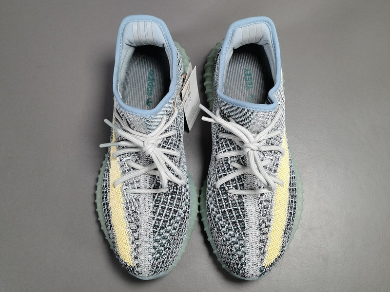 Les Adidas Yeezy 350 Boost V2 Mono Mist Femme , entre Adidas et Kanye West, sont emblématiques pour leur design innovant et leur confort inégalé.