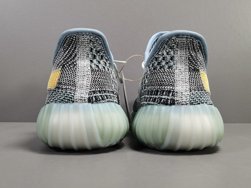 Les Adidas Yeezy 350 Boost V2 Mono Mist Femme , entre Adidas et Kanye West, sont emblématiques pour leur design innovant et leur confort inégalé.