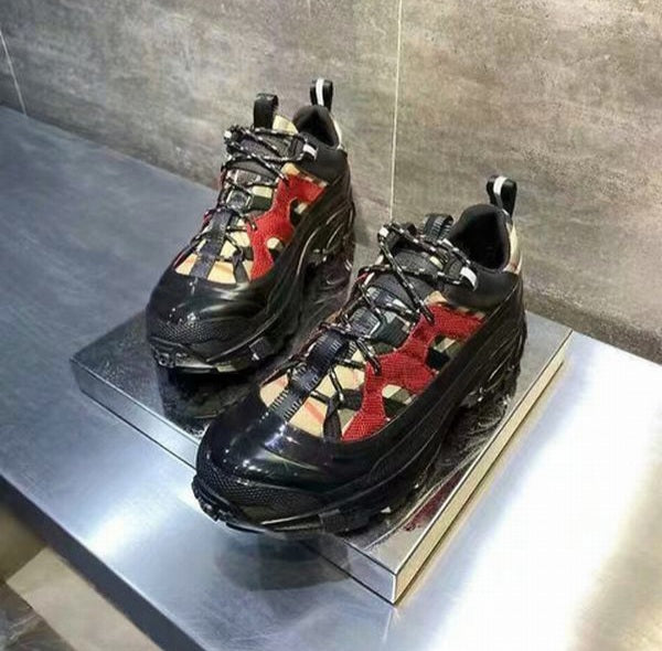 les chaussures Burberry Femme sont un témoignage de l'engagement de Burberry à combiner style et sophistication.