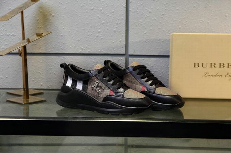 les chaussures Burberry Femme sont un témoignage de l'engagement de Burberry à combiner style et sophistication.