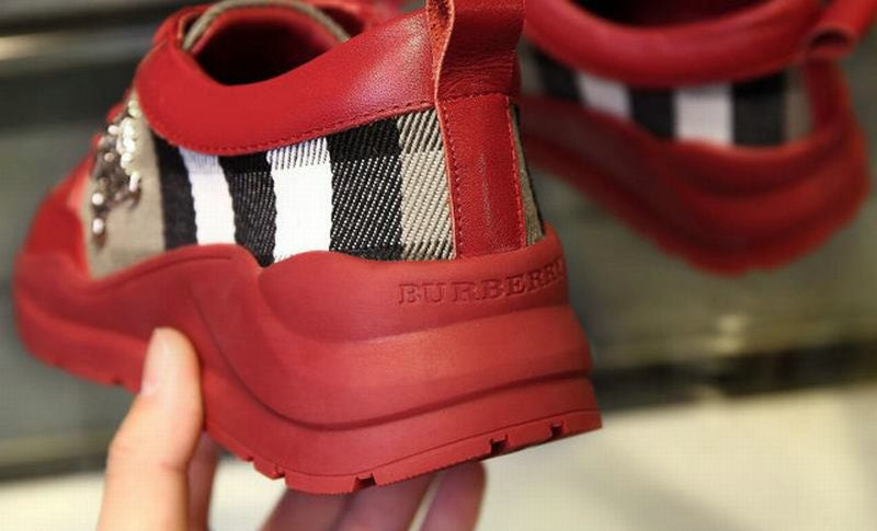 les chaussures Burberry Femme sont un témoignage de l'engagement de Burberry à combiner style et sophistication.